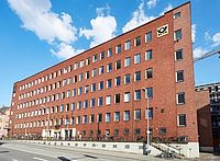 Auf dem Foto ist das Gebäude des ehemaligen Postamts zu sehen. Heute befindet sich dort die Gemeinschaftsunterkunft Post.
