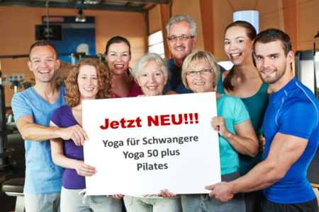 Eine Gruppe von 8 Menschen steht in einem Sportstudio. Gemeinsam halten sie ein Blatt Papier, auf dem die neuen angebotenen Kurse des Studios aufgelistet sind.