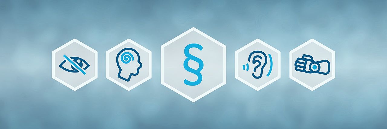 Auf dem blauen Hintergrund sind vier Symbole zu sehen:      Ein Paragraphenzeichen, das für Recht und Gesetze steht.     Ein Auge mit einem diagonalen Strich durch, das symbolisiert, dass jemand nicht sehen kann.     Ein Ohr mit einem diagonalen Strich durch, das bedeutet, dass jemand nicht hören kann.     Ein Kopf mit einem Denkblasen-Symbol, das zeigt, dass jemand Schwierigkeiten beim Denken oder Verstehen hat. Ein Rollstuhl-Symbol, das für motorische Behinderungen steht.